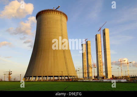 Neubau eines Braunkohle befeuerten Kraftwerks Kühlturm in die Braunkohle Abbau mit Grevenbroich-Neurath, noch Stockfoto