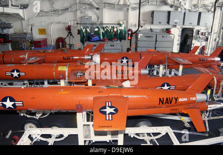 BQM-74E Chukar Zieldrohnen verstauen an Bord USS Cushing Aufhänger Bucht Stockfoto