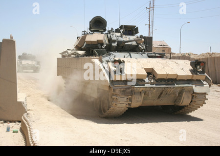 6. Juni 2006 - patrouillieren US-Soldaten in einem M2 Bradley Fighting Vehicle vorbei Gefechtsstand getroffen, in der Nähe von Hit, Irak. Stockfoto