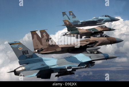 Ein Flug von Aggressor f-15 und f-16 Flugzeugen fliegen in Formation. Stockfoto