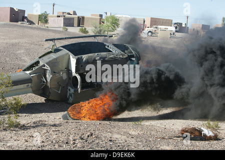 Schwarzer Rauch steigt in die Luft aus einer simulierten Wrack eines abgestürzten UH-1N Huey. Stockfoto