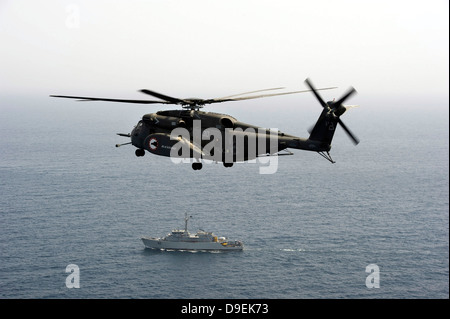 Ein CH-53 Sea Stallion fliegt über der Grube Gegenmaßnahmen Schiff USS Ardent Stockfoto