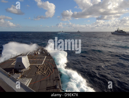 Der geführte Flugkörper-Zerstörer USS Nitze läuft im Atlantischen Ozean. Stockfoto