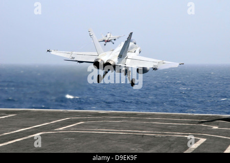 Zwei F/A - 18C Hornet Streik Kämpfer starten aus dem Flugzeugträger USS Ronald Reagan. Stockfoto