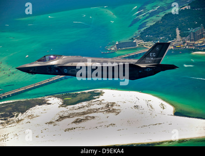 Eine f-35 Lightning II fliegt über Destin, Florida. Stockfoto