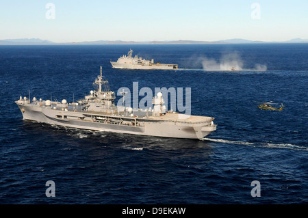 USS Blue Ridge führt Flugbetrieb in der Coral Sea mit USS Germantown unterwegs Stockfoto