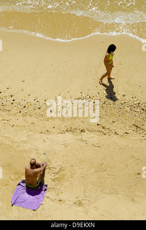 Abstand nur einzelne Umdrehung auf Kühlung stimulieren haben einen Bad-Bad-Handtuch-Urlaub am Meer Balz Display Gericht bekommen braune b Stockfoto