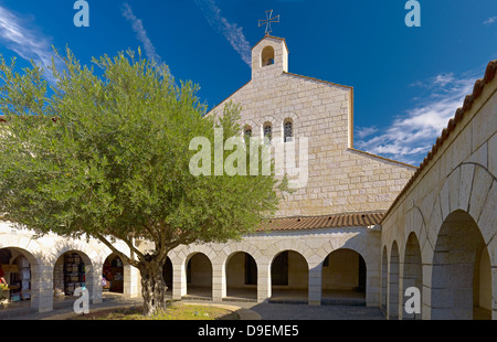 Innenhof der Kirche der Multiplikation in Tabgha auf den wichtigsten Straßen Via Maris von Kafarnaum, See Genezareth, Israel Stockfoto