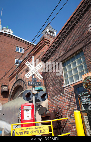 Eine eklektische Mischung aus Antiquitäten begrüßt Kunden The Wherehouse?, ein Bankett-Saal in Holyoke, Massachusetts. Stockfoto