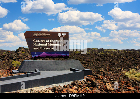 Willkommens-Schild am westlichen Rand der Krater des Moon National Monument in der Nähe von Arco, Idaho, entlang der Autobahn 20 Stockfoto