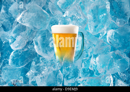 Bier und Eis Stockfoto