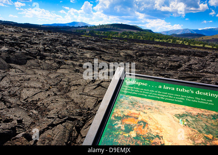 Lavafelder am teilweise bewölkten Tag am Krater des Moon National Monument mit Schild im Vordergrund diskutieren Lava-Röhren Stockfoto