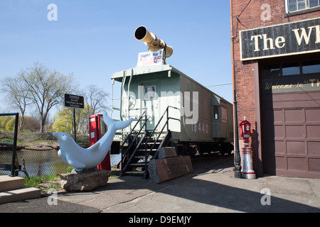 Eine eklektische Mischung aus Antiquitäten begrüßt Kunden The Wherehouse?, ein Bankett-Saal in Holyoke, Massachusetts. Stockfoto