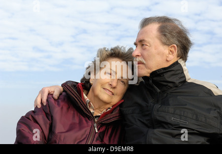 Senioren Paar, glücklich und verliebt in herbstlichen Kleidung.  (Model Release) Stockfoto