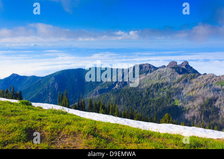 Teilweise mit Schnee bedeckten Gipfel des Hurricane Hill im Olympic National Park mit Blick auf Wolke bedeckt Strait Of Juan De Fuca Stockfoto