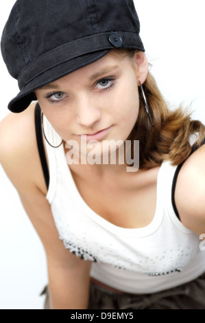Junge Frau mit schwarze Kappe und weißen Oberteil vor weißem Hintergrund (Model Release) Stockfoto