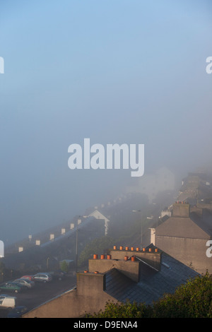 Eine Silhouette der Küste Seite Schornstein und Gebäude in Cobh, County Cork in Irland Stockfoto