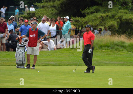 18. Juni 2013 - Merion, Pa, USA - Tiger Woods, der USA und Caddie auf dem 16. Fairway während der Endrunde der 113. US Open Meisterschaften im Merion Golf Club in Ardmore, Pennsylvania. Stockfoto