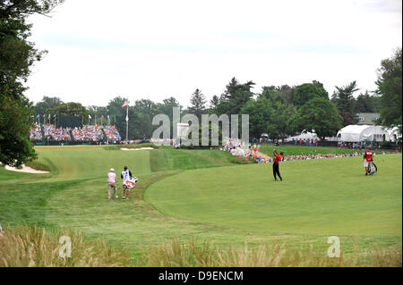 18. Juni 2013 schwingt - Merion, Pa, USA - Tiger Woods auf dem 18. Fairway in der letzten Runde der 113. US Open Meisterschaften im Merion Golf Club in Ardmore, Pennsylvania. Stockfoto