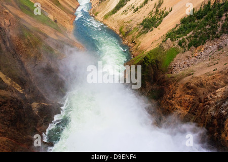 Nebel Wogen vom Rande der Lower Falls in Yellowstone River fließt Grand Canyon des Yellowstone Stockfoto