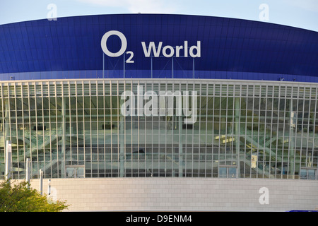 Vorderansicht O2 World, O2 Arena von der Anschutz Entertainment Group, Friedrichs Hain cross Mountain, Berlin, Deutschland, Europa Stockfoto