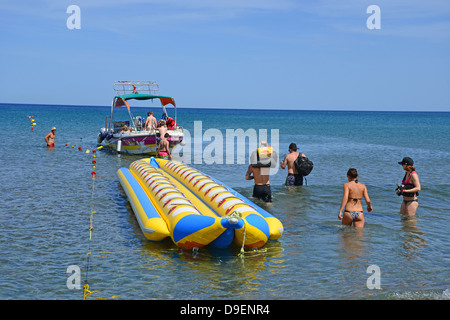 "Banana Ride" Hüpfburg am Strand von Faliraki, Faliraki, Rhodos (Rodos), die Dodekanes, South Aegean Region, Griechenland Stockfoto