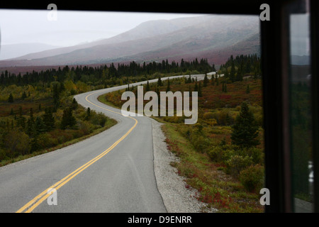 Ein Blick von einem Besucher-Shuttle-Bus von einer kurvenreichen Abschnitt der Straße zum Wonder Lake im Denali Nationalpark, Alaska, USA Stockfoto