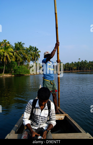 Kanu-Bootsfahrt durch die Backwaters von Kerala im ländlichen Ortsteil Indien Stockfoto