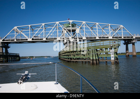 Ein Blick aus dem Intracoastal Waterway Ben Sawyer swing Brücke zwischen Mount Pleasant und Sullivans Island, SC, USA Stockfoto