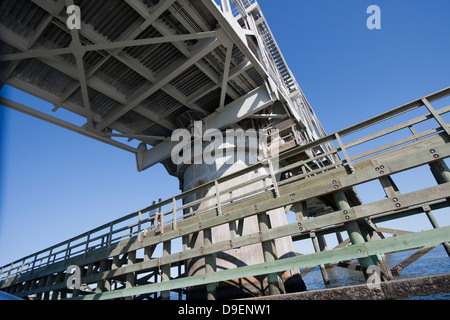 Ein Blick aus dem Intracoastal Waterway Ben Sawyer swing Brücke zwischen Mount Pleasant und Sullivans Island, SC, USA Stockfoto