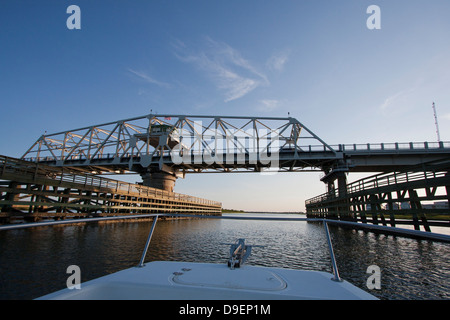 Ein Blick aus dem Intracoastal Waterway Ben Sawyer swing Brücke zwischen Mount Pleasant und Sullivans Island, SC, USA Stockfoto