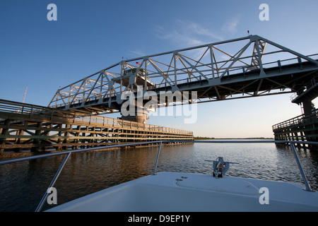 Ein Blick aus dem Intracoastal Waterway Ben Sawyer swing Brücke zwischen Mount Pleasant und Sullivans Island, SC, USA Stockfoto