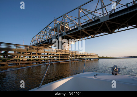 Ein Blick aus dem Intracoastal Waterway Ben Sawyer swing Brücke zwischen Mount Pleasant und Sullivans Island, SC, USA Stockfoto