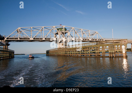 Ein Blick aus dem Intracoastal Waterway Ben Sawyer swing Brücke zwischen Mount Pleasant und Sullivans Island, SC, USA Stockfoto