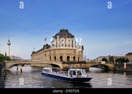 Bode ist Museum Fernsehturm Alex Urlaubsboot mit Touristen Museum Insel zum UNESCO-Weltkulturerbe Bezirk Mitte Berl Stockfoto