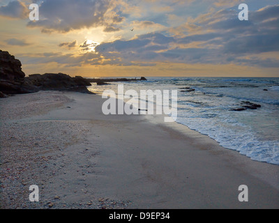 Mittelmeerküste an die römische Ausgrabungsstätte in Caesarea, Israel Stockfoto