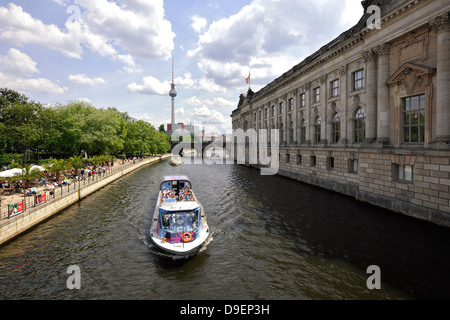 Bode ist Museum Fernsehturm Alex Urlaubsboot mit Touristen Museum Insel zum UNESCO-Weltkulturerbe Bezirk Mitte Berl Stockfoto