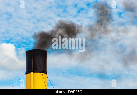 Schornstein von Steamboat mit Steinkohle Rauch, gelb und schwarz Schornstein mit bewölktem Himmel Stockfoto