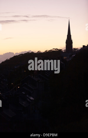 Eine Silhouette der Küste Seite Kirche und Gebäude in Cobh, County Cork in Irland Stockfoto