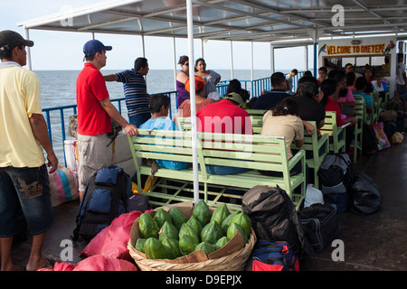 Passagiere auf dem Deck der Rivas, Moyogalpa Fähre auf Ometepe in Nicaragua-See Stockfoto