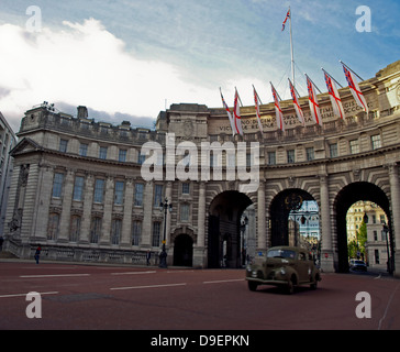 Ansicht der Admiralty Arch, ein Wahrzeichen Torbogen Straße und Fußgänger Zugang zwischen der Mall und dem Trafalgar Square Stockfoto