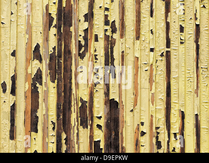 Gelb lackiert auf alte verwitterte Holz Textur, Wasser beschädigt und Abplatzungen. Stockfoto