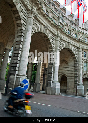 Ansicht der Admiralty Arch, ein Wahrzeichen Torbogen Straße und Fußgänger Zugang zwischen der Mall und dem Trafalgar Square Stockfoto