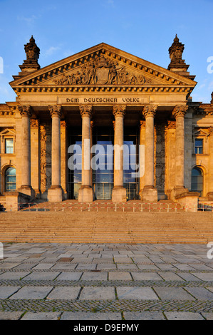 Abendlicht am Reichstag Gebäude, dem Deutschen Bundestag, Schlaganfall "an das deutsche Volk '' und Entlastung in der Tympanon über dem Main Stockfoto