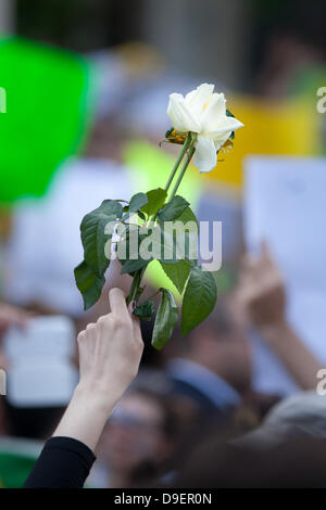 London, UK. 18. Juni 2013. Tausende strömen in Westminster, London, um ihre Unterstützung für die Demonstrationen in den großen Städten in Brasilien passiert zeigen. Immer mehr treten die brasilianische Demonstrationen, die größte, die das Land in 20 Jahren gesehen hat. Demonstranten sind über einen weiten Bereich an Themen von Tariferhöhungen und Steuern steigt auf Ungleichheit, Bildung und die großen Summen von Geld für die bevorstehende WM 2014. Bildnachweis: Brendan Bell/Alamy Live-Nachrichten Stockfoto