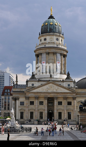 Tourist, der Gendarmenmarkt, Deutscher Dom, Bezirk Mitte, Berlin, Deutschland, Europa Stockfoto