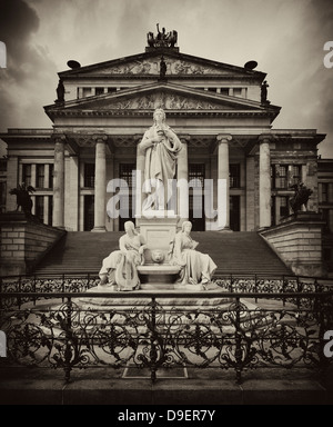 Schwarz-weiß-Aufnahme Sepia Statue Friedrich Schiller vor Konzert Halle Schinkelbau Gendarmen Markt Bezirk Mitte Berl Stockfoto