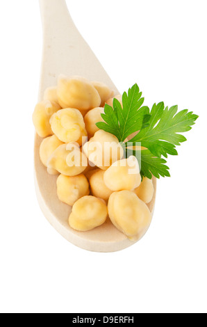 Kichererbsen über Kochlöffel auf weißem Hintergrund. Stockfoto