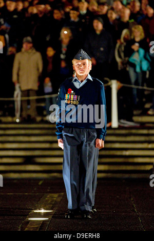 Air Cadets nehmen ihre Position am Anzac Day Dawn Service, War Memorial Museum, Auckland, Neuseeland Stockfoto