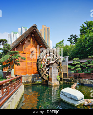 Wasserrad im Nanlian Garden in Diamond Hill District von Hong Kong, China. Stockfoto